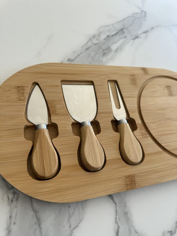 Plateau à fromage en bambou et ses couteaux , 4 pcs – Image 2