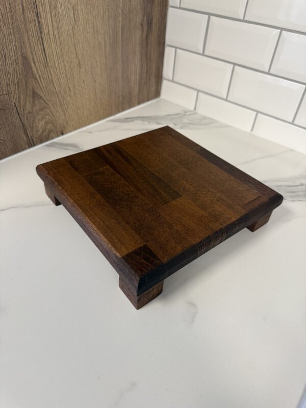 Plateau de présentation sur pied, en bois d’acacia – Image 4