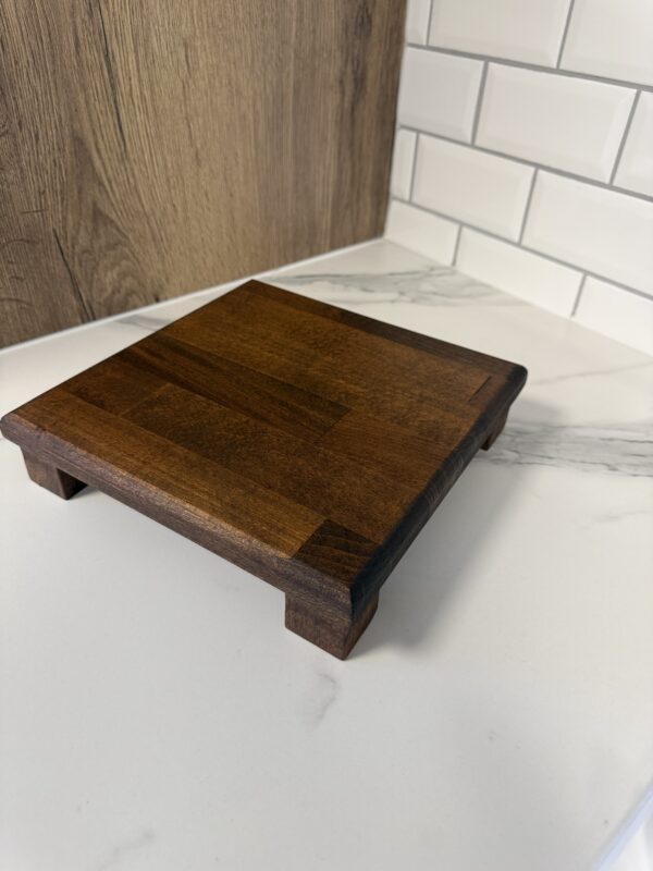 Plateau de présentation sur pied, en bois d’acacia – Image 2