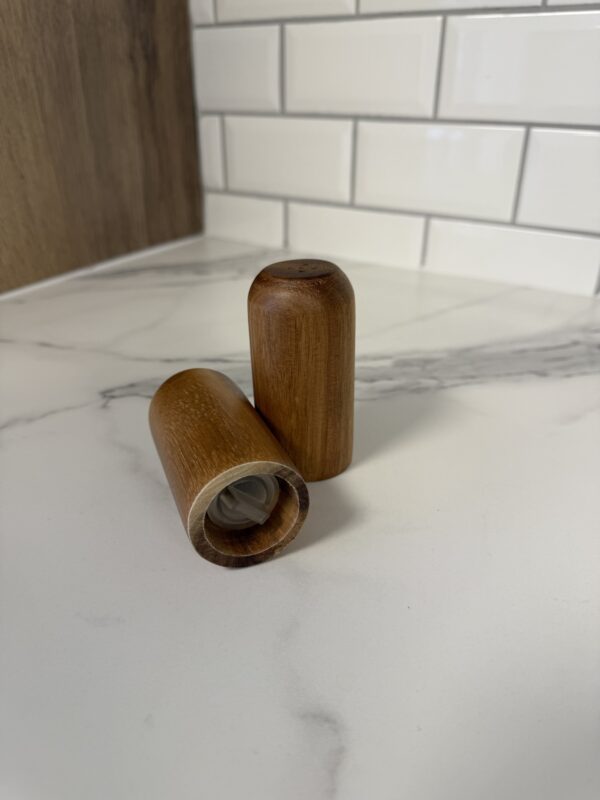 Salière & poivrier Sila en bois d’acacia, 2 pcs – Image 3