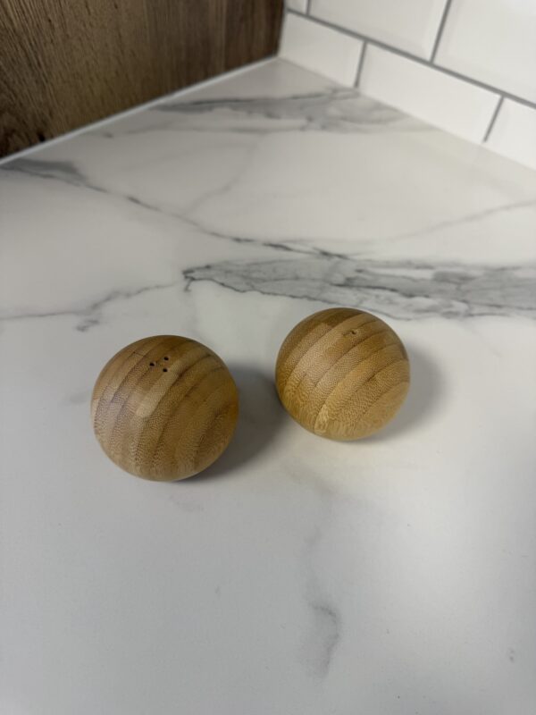 Salière & poivrier rond en bambou , 2 pcs – Image 2