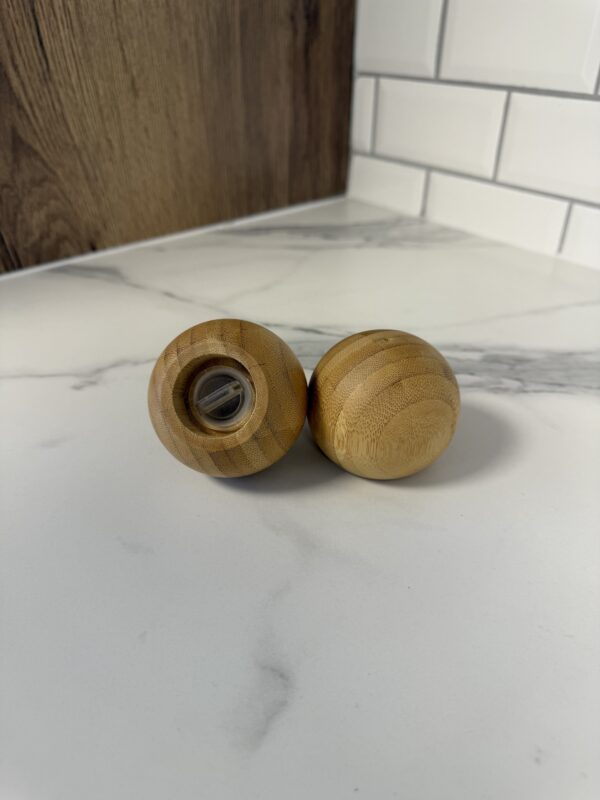 Salière & poivrier rond en bambou , 2 pcs – Image 3