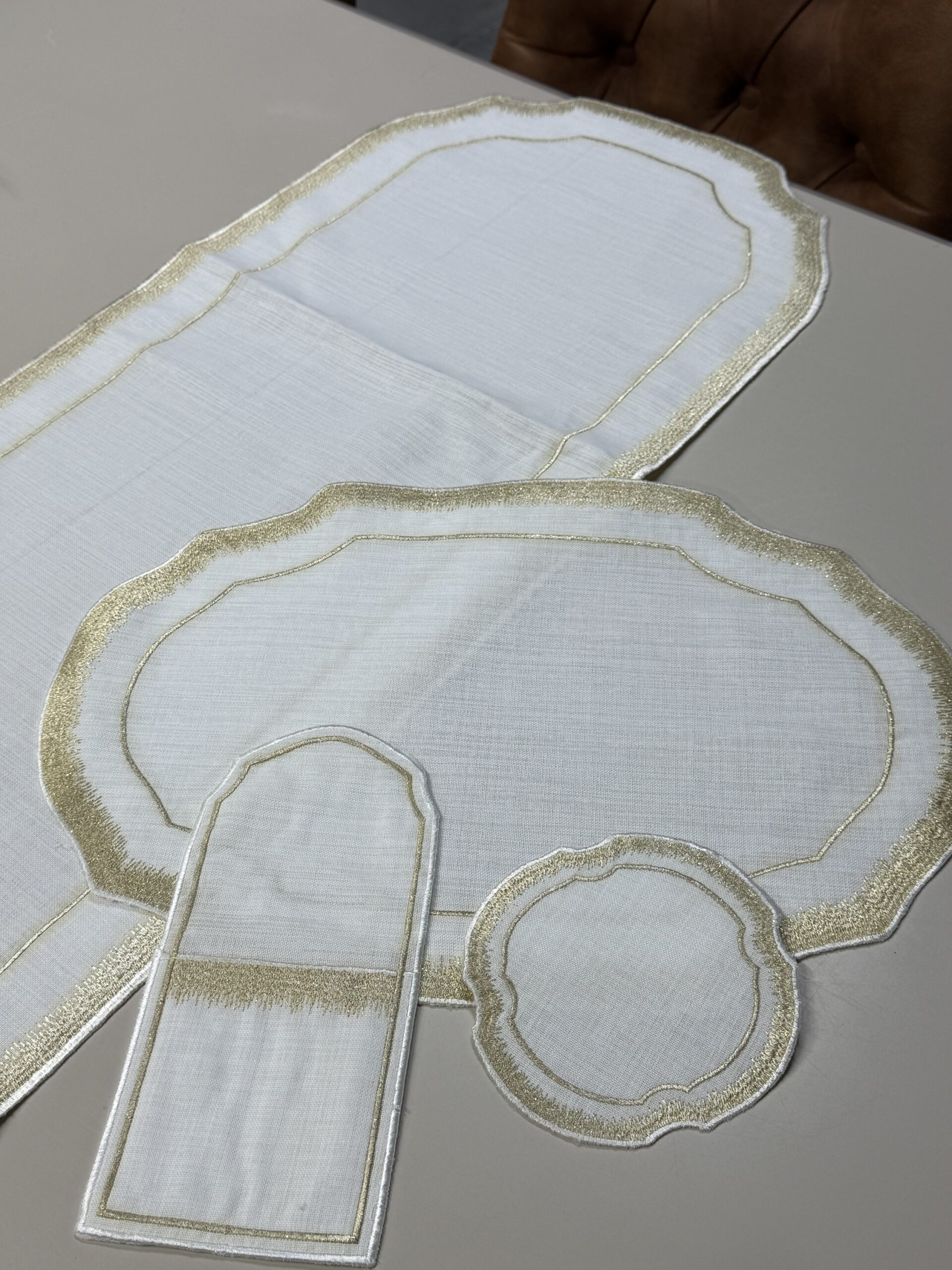Ensemble de table en tissu brodé Saphir, Gold 19 pièces