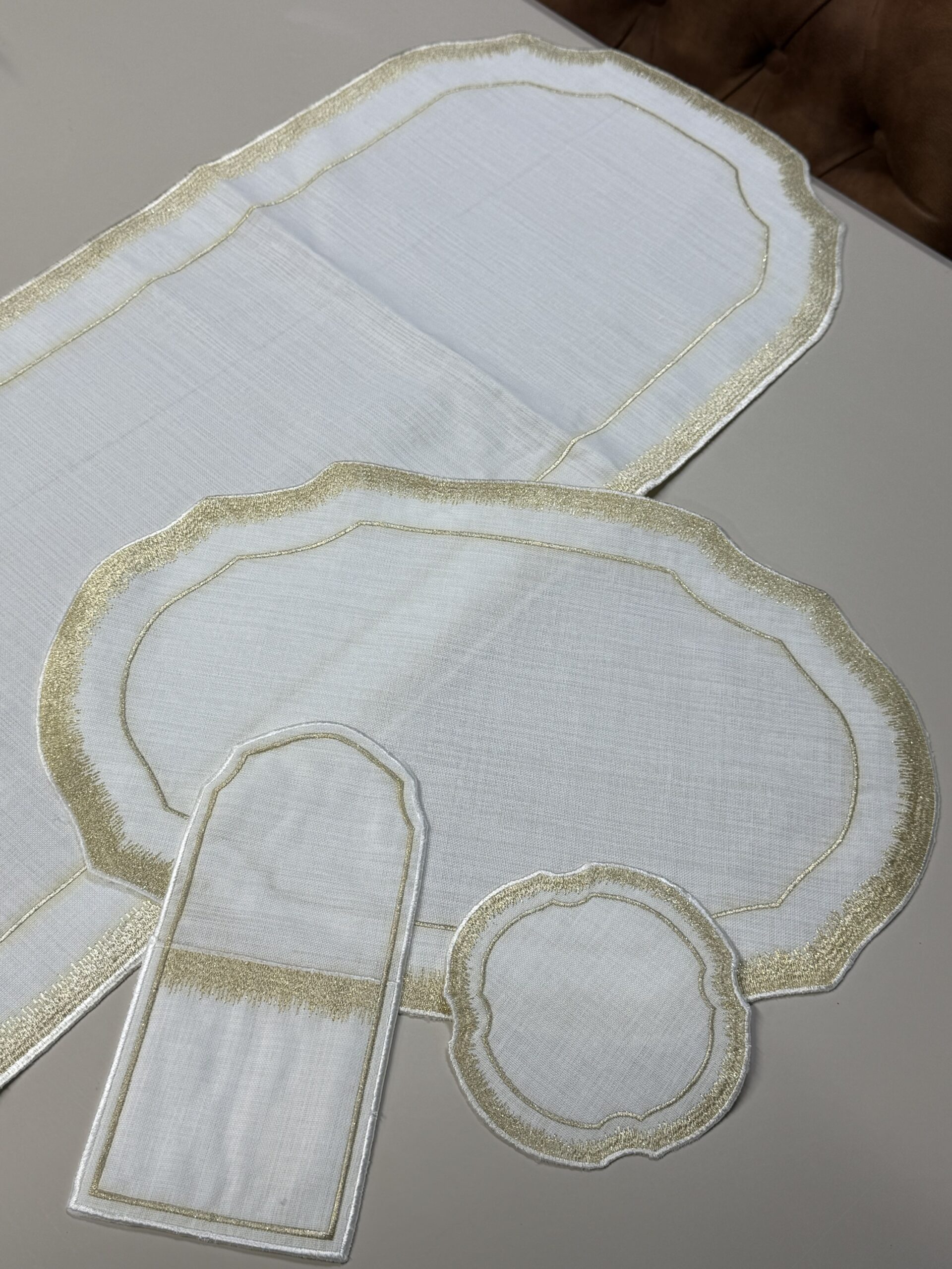 Ensemble de table en tissu brodé Saphir, Gold 19 pièces – Image 2